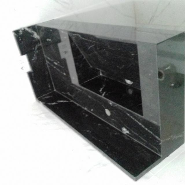 Cuba esculpida em mármore preto antes da instalação